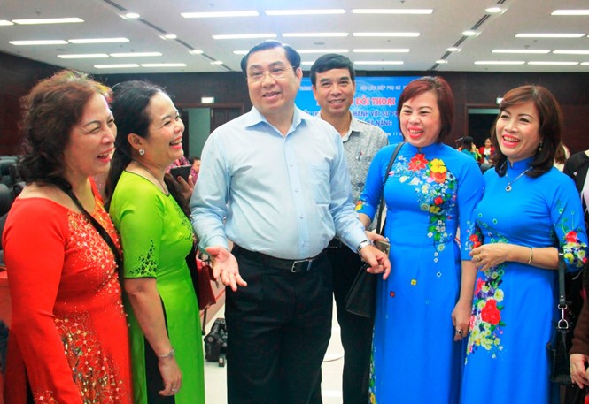 Chủ tịch UBND TP.Đà Nẵng Huỳnh Đức Thơ (thứ 3 từ trái sang) trao đổi với các nữ tiểu thương.