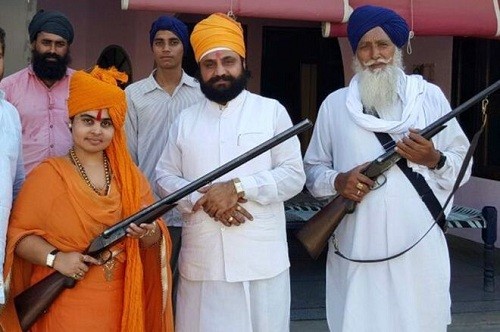 "Thánh nữ" Ấn Độ thích mặc áo màu vàng nghệ và cầm súng mỗi khi ra ngoài.