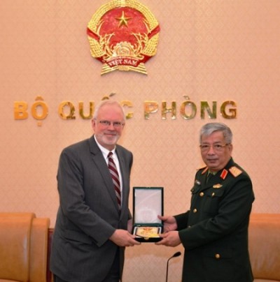 Thượng tướng Nguyễn Chí Vịnh trao quà lưu niệm cho ông David Shear.