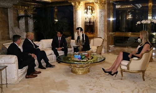 Ivanka Trump (phải) ngồi họp trong cuộc trao đổi giữa tổng thống Mỹ đắc cử Donald Trump (thứ hai từ trái sang) và Thủ tướng Nhật Bản Shinzo Abe (thứ ba từ trái sang) tại Tháp Trump, Manhattan, New York, ngày 17/11. Ảnh: Reuters.