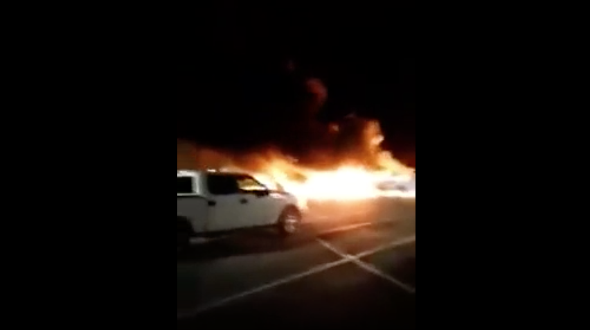 Kinh hoàng máy bay đâm vào bãi xe gây cháy nổ dữ dội ở Mỹ