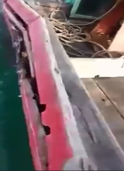 Sau cú va chạm mạnh, tàu cá của ngư dân xã Hải Bình vỡ mạn. Ảnh cắt từ video do ngư dân quay.