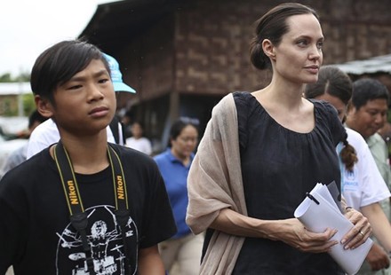 Mẹ ruột Pax Thiên phủ nhận tin đồn đòi con từ Angelina Jolie