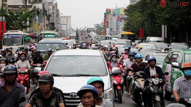 Vào giờ tan tầm, giao thông quanh sân bay Tân Sơn Nhất luôn bị quá tải.