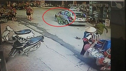 Taxi đóng cửa kính kẹp tay cảnh sát rồi kéo lê trên đường