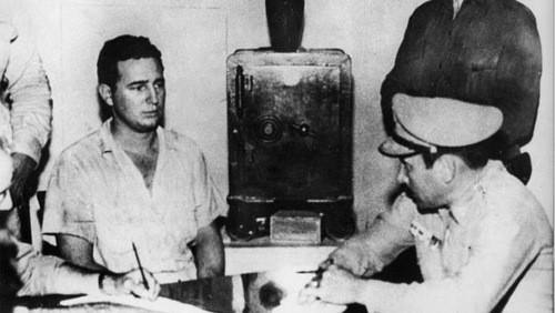 Fidel Castro bị thẩm vấn sau cuộc tấn công trại lính Moncada. Ảnh: BBC.