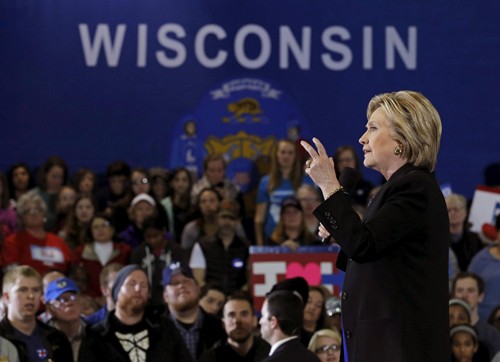Bà Hillary Clinton trong sự kiện tranh cử ở Wisconsin hồi tháng ba. Ảnh: Reuters