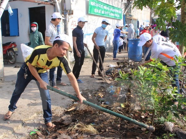 Công nhân, người lao động tham gia dọn dẹp vệ sinh môi trường tại khu trọ. (Ảnh: Xuân Dự/TTXVN)