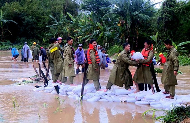 Lực lượng quân đội, công an khắc phục khẩn cấp bờ suối sạt lở do lũ lớn tràn về xã Hoài Sơn (huyện Hoài Nhơn). 