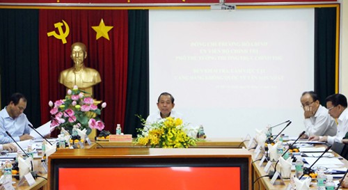 Phó thủ tướng thường trực Trương Hòa Bình làm việc với sân bay Tân Sơn Nhất. Ảnh: X.T