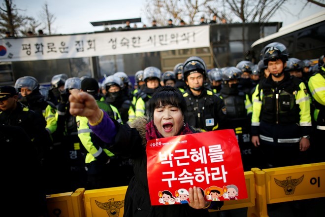 Một người biểu tình yêu cầu bà Park từ chức ở Seoul hôm 3/12. Ảnh: Reuters.