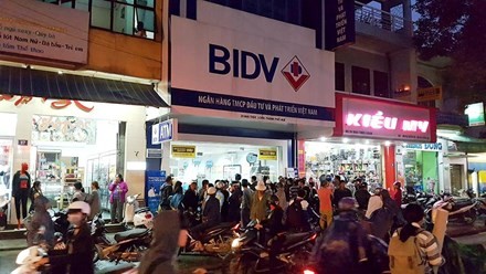 Chi nhánh ngân hàng BIDV trên đường Mai Thúc Loan, Huế, ngay sau khi xảy ra vụ cướp táo tợn.