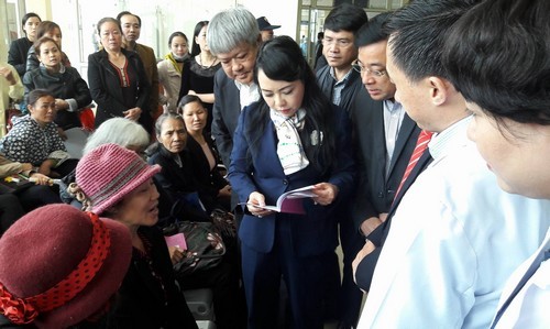 Bộ trưởng Y tế Nguyễn Thị Kim Tiến thị sát tại Bệnh viện K, rất đông người bệnh vây quanh để tố khổ. Ảnh: N.P.