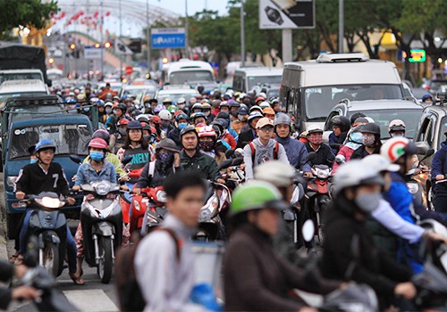 Nhiều tuyến đường trung tâm Đà Nẵng đang rơi vào tình trạng kẹt xe nghiêm trọng giờ cao điểm. Ảnh: Nguyễn Đông.