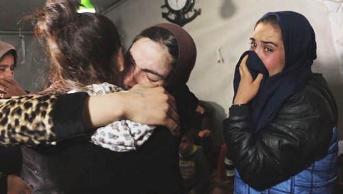 Đêm được giải cứu khỏi tay IS, Leila đoàn tụ với người thân, những người cùng vừa thoát khỏi IS. Ảnh: NBC