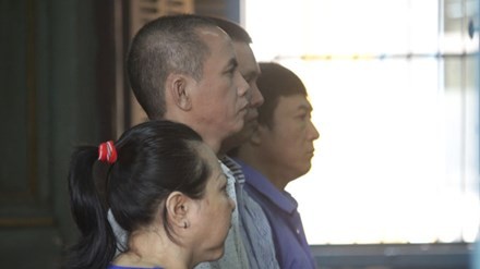 Các đối tượng trong đường dây ma túy ‘khủng’ tại tòa sáng nay 9/12. Ảnh: Tân Châu 