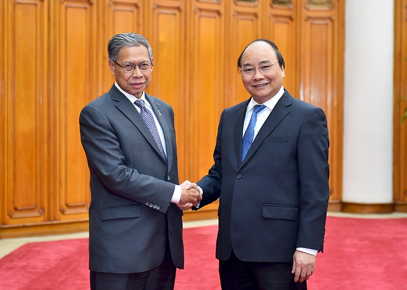 Thủ tướng Nguyễn Xuân Phúc tiếp Bộ trưởng Công nghiệp và Thương mại quốc tế Malaysia Datuk Seri Mustapa Mohamed. Ảnh: VGP/Quang Hiếu