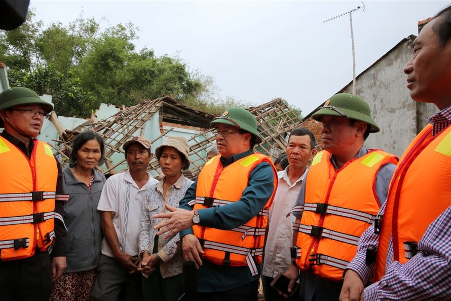 Phó Thủ tướng Trịnh Đình Dũng kiểm tra tình hình mưa lũ tại địa phương.