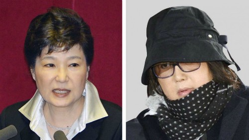 Tổng thống Hàn Park Geun-hye (trái) và Choi Soon-sil.