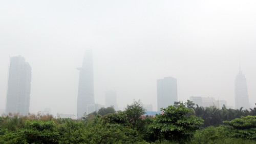 Các nhà ở trung tâm Sài Gòn bị sương mù bao phủ. Ảnh: Duy Trần