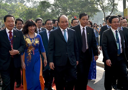 Thủ tướng và các đại biểu dự lễ kỷ niệm 60 năm thành lập Học viện Nông nghiệp. Ảnh: VGP/Quang Hiếu 