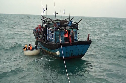 Lực lượng biên phòng dùng thuyền thúng để ứng cứu các nhà khoa học trên tàu cá chết máy. 