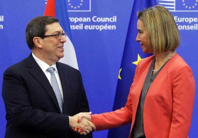 Bộ trưởng ngoại giao Cuba Bruno Rodriguez Parrilla (trái) và đại diện phụ trách ngoại giao của EU Federica Mogherini bắt tay nhau trong lễ ký kết thỏa thuận bình thường hóa quan hệ tại Brussels ngày 12/12