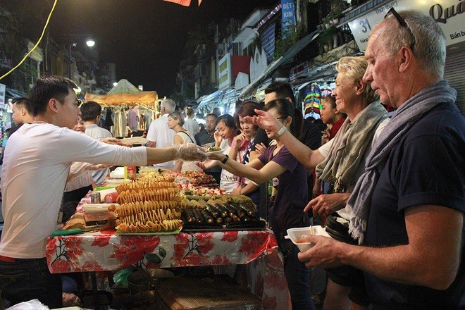 Chợ đêm phố cổ mở vào 3 ngày cuối tuần, từ 18h đến 23h, là điểm đến quen thuộc với nhiều du khách đến Hà Nội. Các mặt hàng ở chợ đa dạng, đẹp mắt. Đầu phố Hàng Đào là một dãy hàng ăn vặt với các loại hoa quả như dứa, mận, xoài, cóc... dầm chua ngọt.