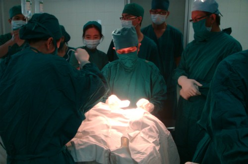 Mổ cấy điện cực ốc tai tại Bệnh viện Tai Mũi Họng TP HCM. 