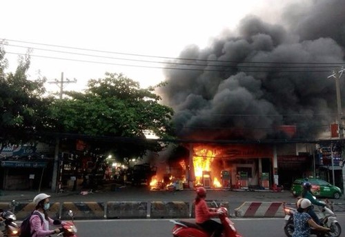 Chiều 16/12, cây xăng gần chợ Hạnh Thông Tây trên đường Quang Trung (quận Gò Vấp) bốc cháy dữ dội. Nhiều người đi đường cùng người dân trong khu vực hoảng loạn.