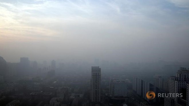 Thủ đô Bắc Kinh của Trung Quốc chìm trong khói mù vào ngày 16/12.