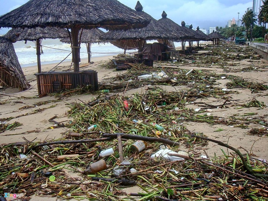 Sáng 17/12, rác ngập ngụa dọc bãi biển Nha Trang -nơi được tạp chí cẩm nang du lịch Lonely Planet bình chọn là vịnh biển đẹp nhất thế giới.