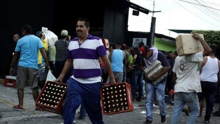 Tình trạng cướp bóc xảy ra tại nhiều nơi ở Venezuela sau quyết định đổi tiền của Tổng thống Nicolas Maduro.