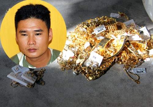  Khắc (30 tuổi) đem hơn 5 lượng vàng 18K cướp được chôn ở vườn nhà bạn gái. Ảnh: Hồng Tuyết.