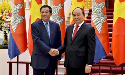  Thủ tướng Nguyễn Xuân Phúc bắt tay Thủ tướng Campuchia Hun Sen. Ảnh: VGP.