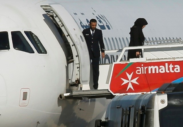 Những hành khách đầu tiên bước xuống từ chiếc Airbus A320.