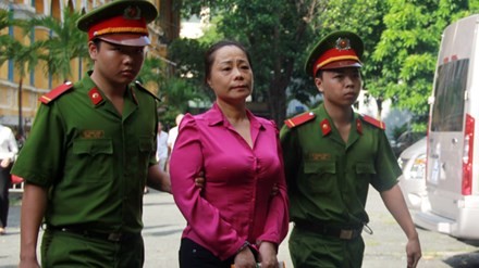  ‘Hoa hậu quý bà’ Trương Thị Tuyết Nga sau phiên tòa sơ thẩm ngày 26/7. Ảnh: Tân Châu