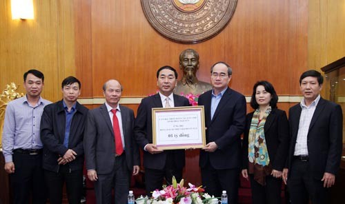 Chủ tịch Nguyễn Thiện Nhân tiếp nhận ủng hộ đồng bào lũ lụt từ Bí thư Tỉnh ủy Thái Nguyên Trần Quốc Tỏ.