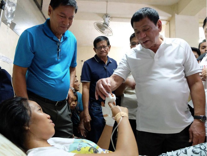 Tổng thống Duterte đến thăm một nạn nhân bị thương trong vụ đánh bom đêm Giáng sinh.