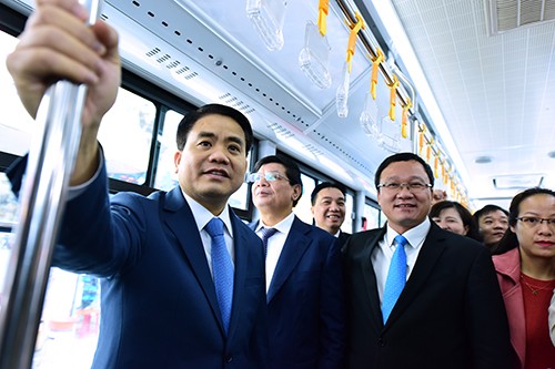  Chủ tịch UBND TP Hà Nội Nguyễn Đức Chung trải nghiệm trên tuyến buýt nhanh sáng 31/12. Ảnh: Giang Huy.