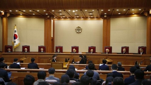 Phiên điều trần đầu tiên của tòa án hiến pháp diễn ra sáng nay, với sự tham gia của 9 thẩm phán
