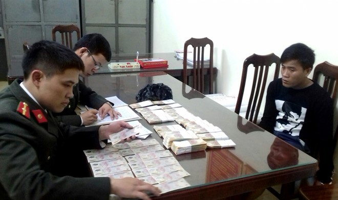 Phạm Thanh Khiêm bị bắt cùng hơn 400 triệu đồng tiền giả. Ảnh: T.N.