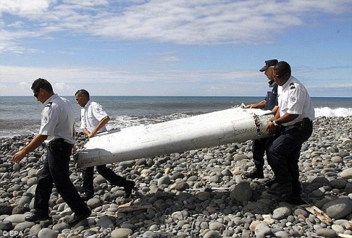  Mảnh cánh máy bay MH37 được tìm thấy ở Reunion. Ảnh: Reuters