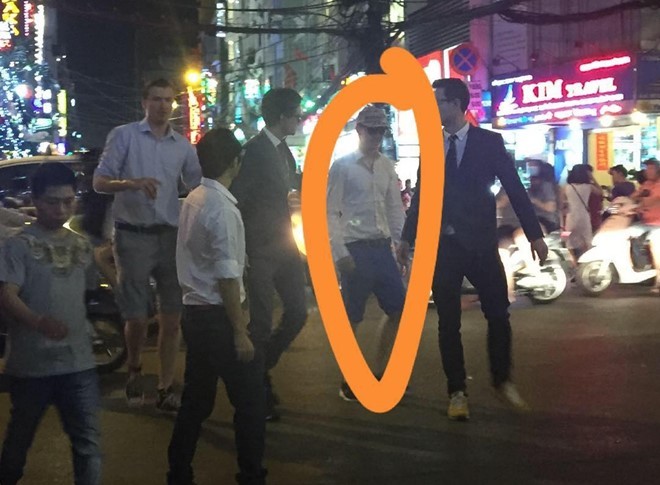 Hình ảnh Matt Damon đi dạo trên phố Bùi Viện, TP.HCM. Ảnh: Nam Nguyen.