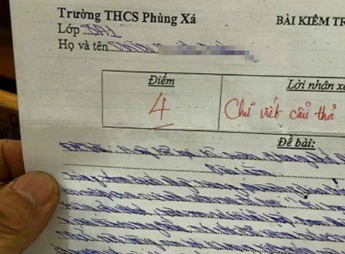 Thầy giáo mất cả tiếng để chấm bài văn 'không thể đọc nổi'
