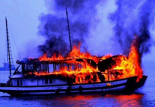 Tàu bị cháy nguyên nhân chính vẫn ở sự thiếu an toàn của các tàu gỗ đang hoạt động đưa khách tham quan và lưu trú trên vịnh Hạ Long.