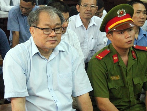  Cựu chủ tịch Hoàng Văn Toàn và một số người trong hội đồng tín dụng vừa bị bắt để điều tra về sai phạm phê duyệt cho 2 công ty của ông Danh vay, gây thiệt hại 470 tỷ đồng. Ảnh: H. D. 