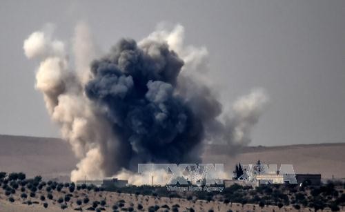 Khói bốc lên sau vụ không kích của không quân Thổ Nhĩ Kỳ xuống làng Jarabulus thuộc khu vực biên giới giữa Syria và Thổ Nhĩ Kỳ. Ảnh: AFP/TTXVN