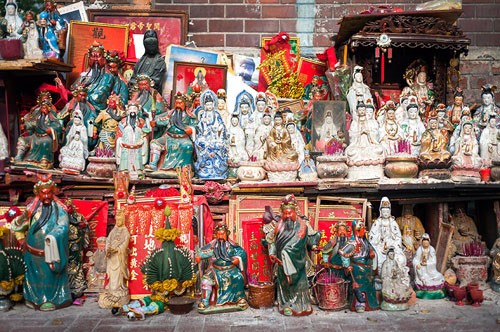 Người Hong Kong thường đặt các bức tượng thần lên ban thờ hoặc các nơi trang trọng để thờ cúng, trang trí. Ảnh: Odd.