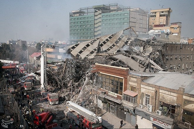 Hiện trường vụ cháy, sập trung tâm thương mại ở Iran.